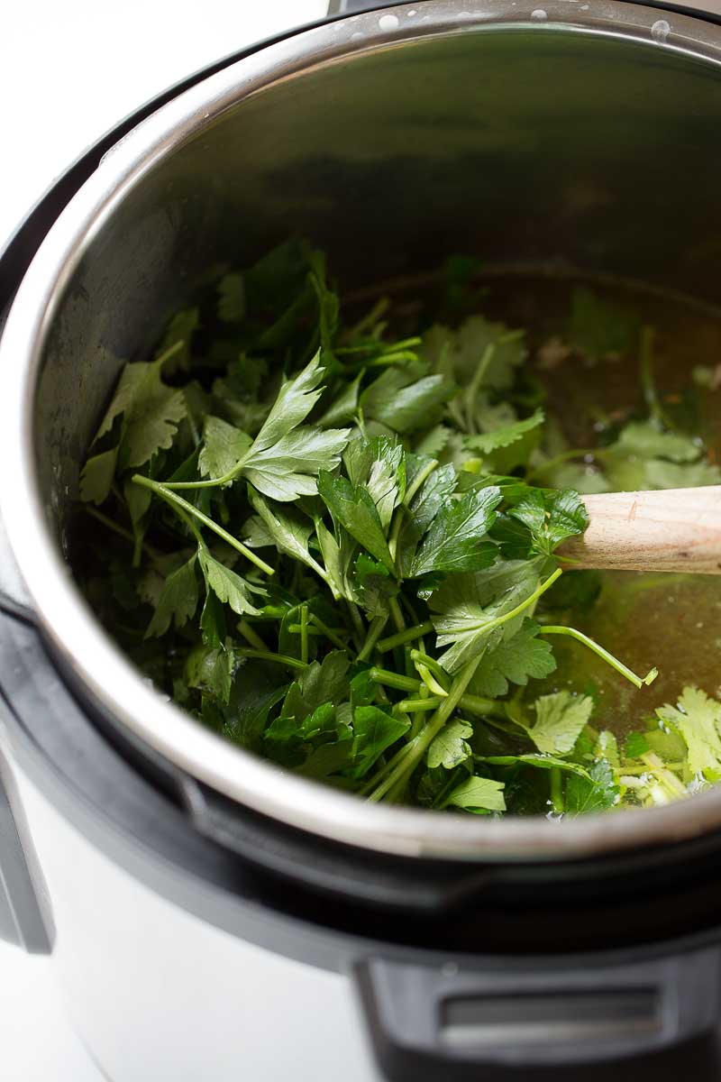 Receta de sopa de chícharo seco con hierbas frescas.