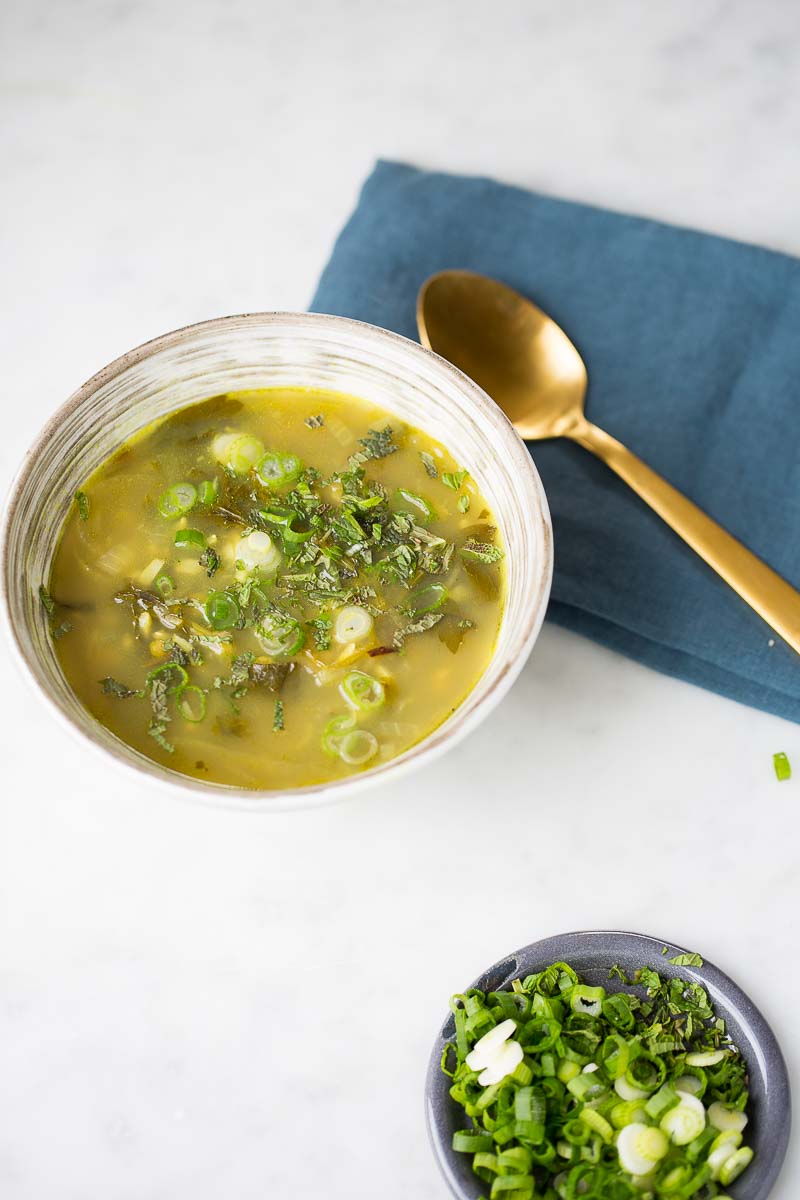 Receta de sopa de chícharo seco con hierbas frescas.