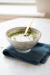 Sopa verde de chícharo seco con hierbas frescas