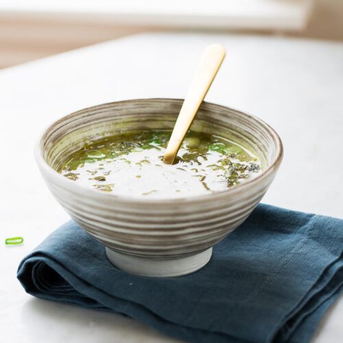 Receta de sopa de chícharo seco con hierbas frescas.