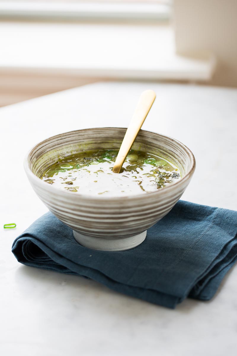 Receta de sopa de chícharo seco con hierbas frescas.