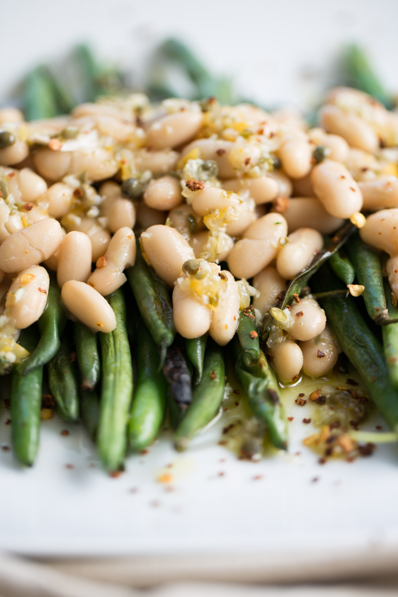 Foto de ensalada de ejotes asados con alubias y aderezo con limón