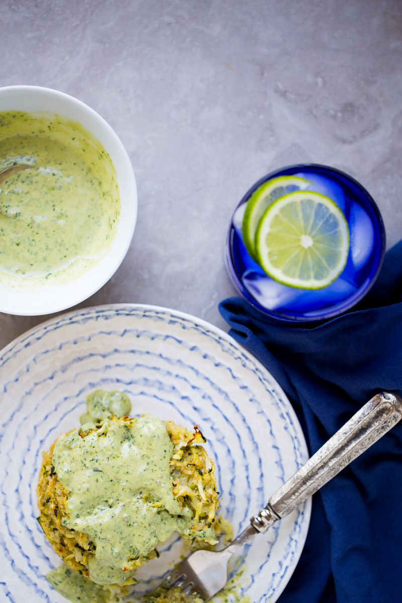 Tortitas de zucchini o calabacín con quinoa y pesto-mayo