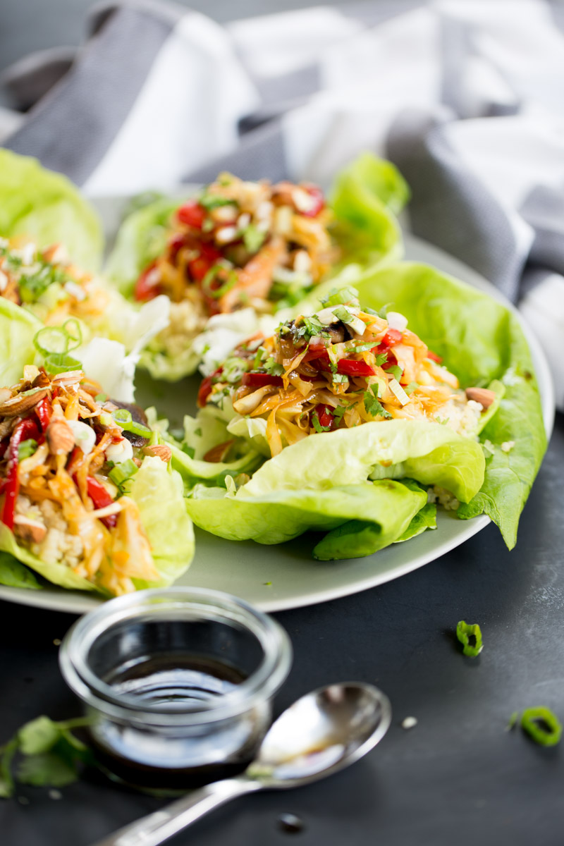 Receta de taquitos de lechuga chinos con quinoa. Receta vegana.