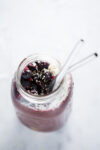 Receta de smoothie de acai y otras berries que nos ayuda a estar siempre bellas por dentro y por fuera. via piloncilloyvainilla.com