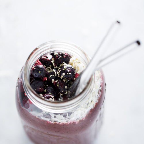 Receta de smoothie de acai y otras berries que nos ayuda a estar siempre bellas por dentro y por fuera. via piloncilloyvainilla.com