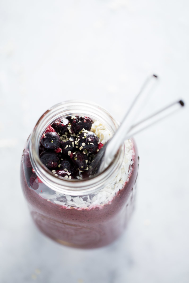 Receta de smoothie de acai y otras berries que nos ayuda a estar siempre bellas por dentro y por fuera. via piloncilloyvainilla.com