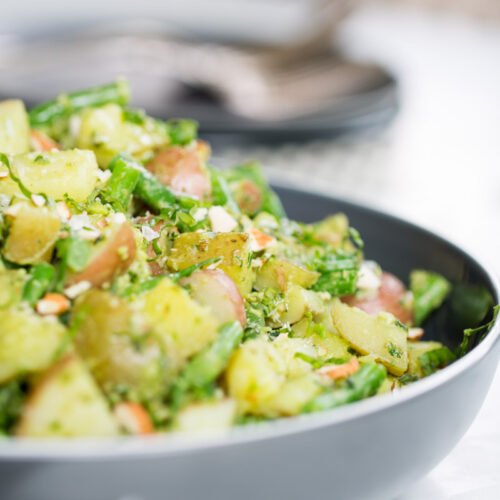 Receta de ensalada de papa con pesto de almendra, espinaca y jalapeño.