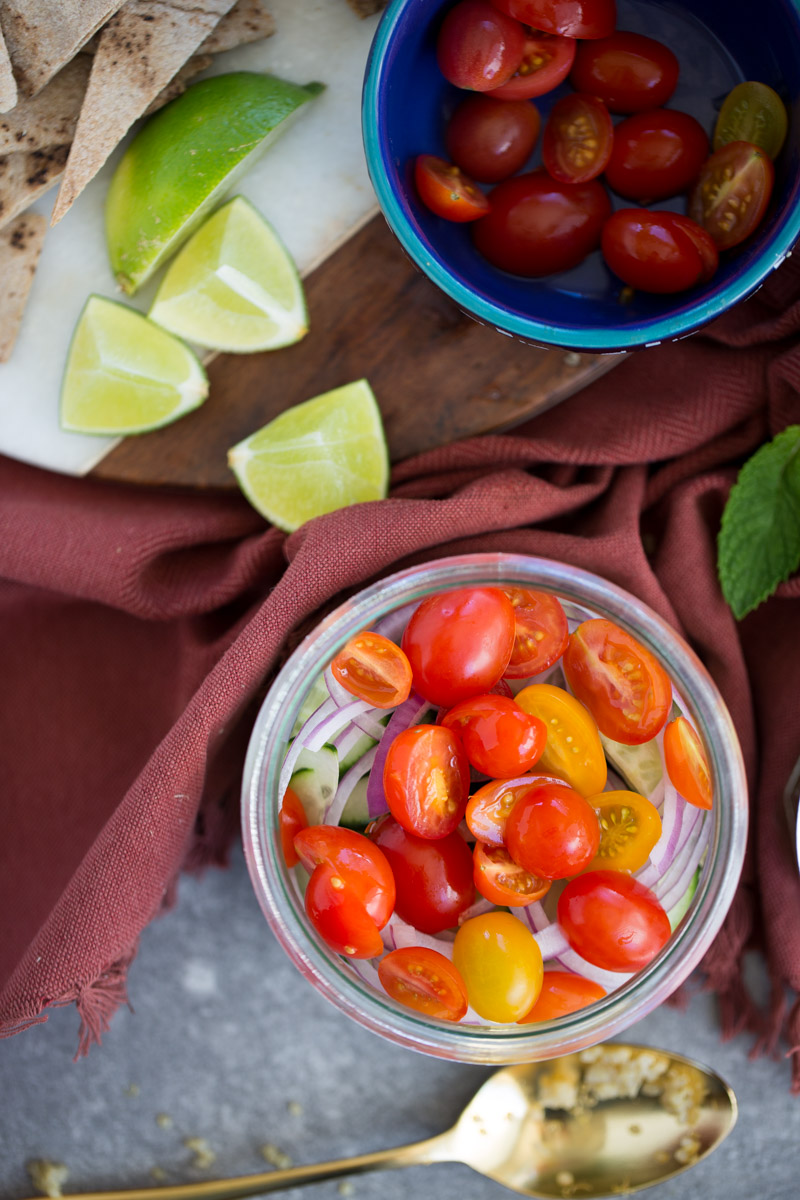 Ensalada mediterranea para llevar es la mejor ensalada que puede haver para llevarte a trabajar, aun picnic o cualquier lugar. via piloncilloyvainilla.com. Fattoush to go.