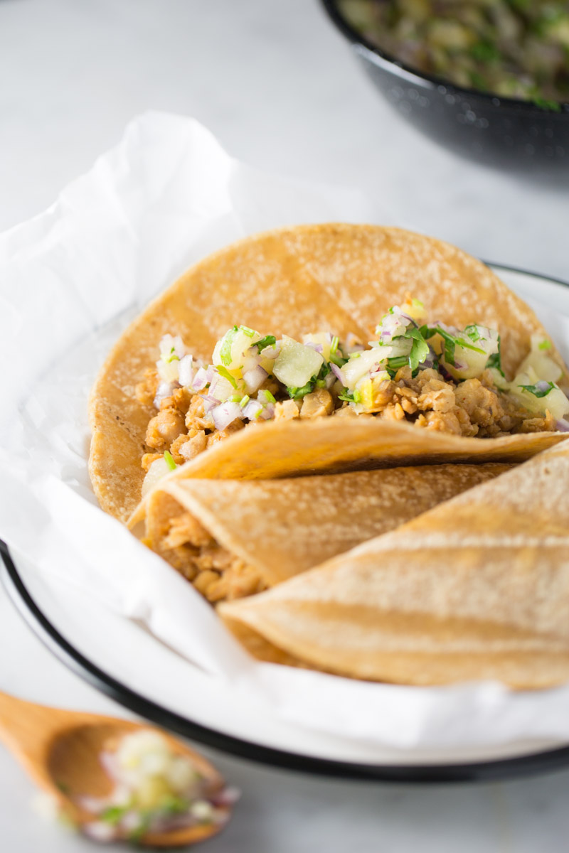 Receta de tacos de garbanzo con salsa de piña.