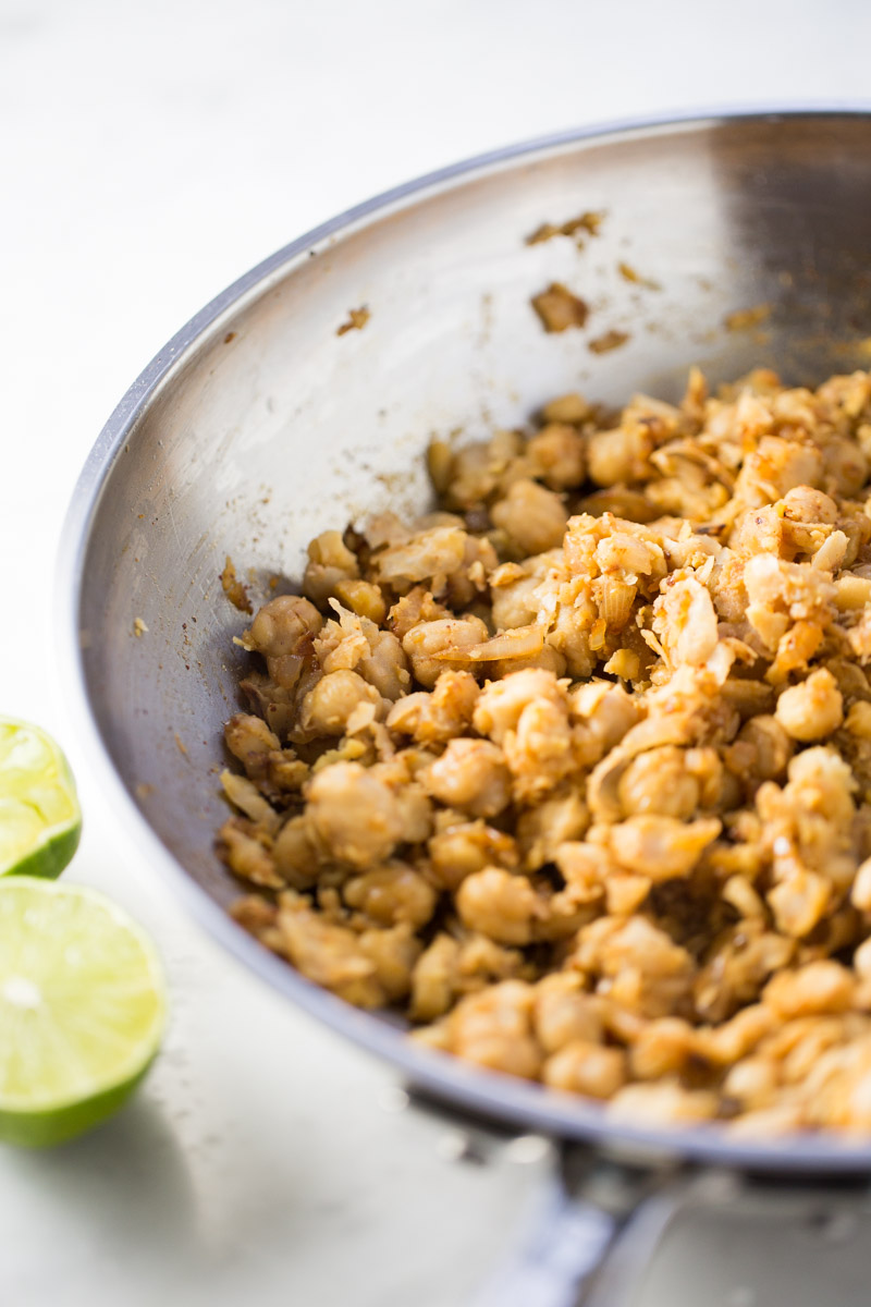 Receta de tacos de garbanzo con salsa de piña.