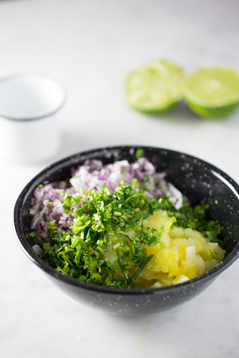 Receta de tacos de garbanzo con salsa de piña.