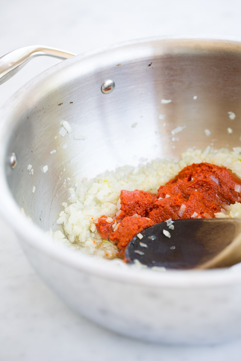 Receta de curry rojo con verduras en cinco minutos. Receta saludable, facil y vegana.