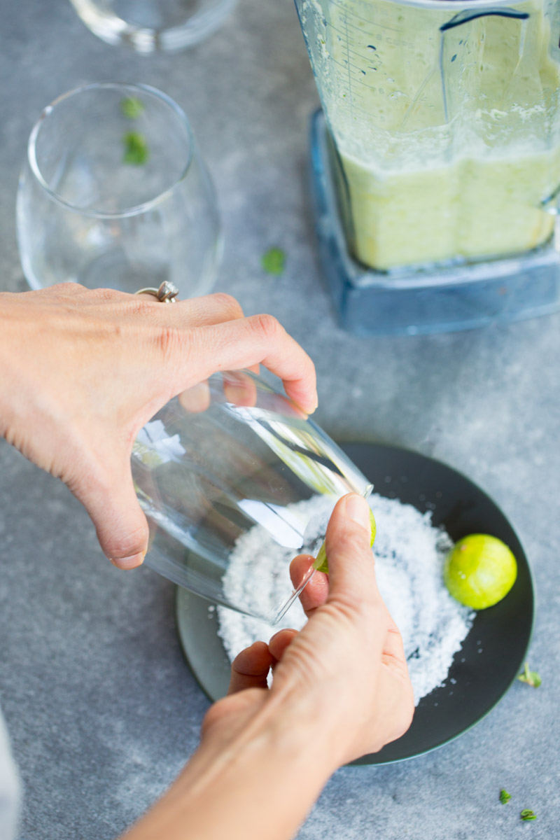 preparando un baso con orilla de sal