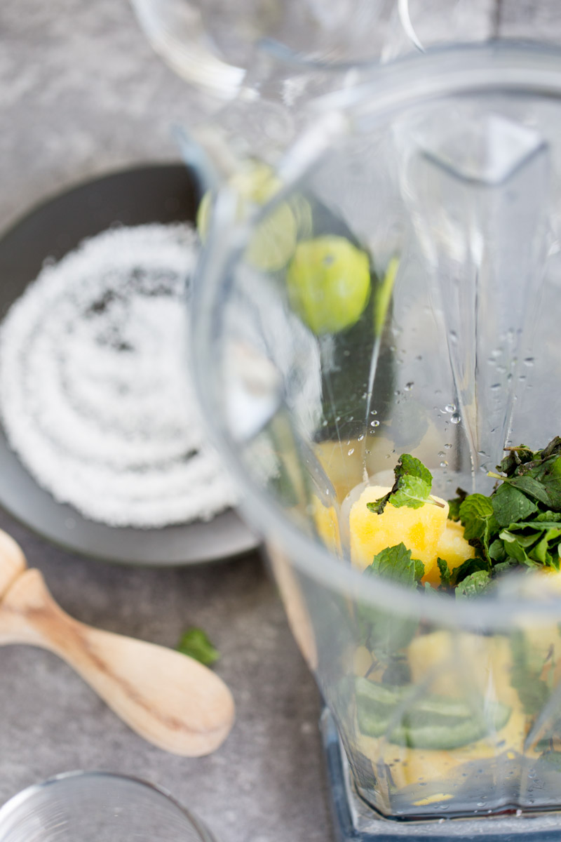 ingredientes en la licuadora para hacer bebidas de piña
