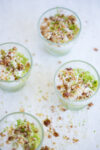 Mousse de limón hecho con aguacate, limón, crema de coco.Vegan lime pudding, five minute healthy and easy dessert.