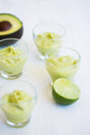 Mousse de limón hecho con aguacate, limón, crema de coco.Vegan lime pudding, five minute healthy and easy dessert.