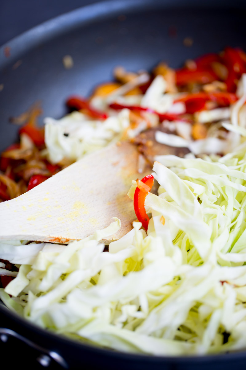 Col, pimiento e ingredientes para hacer lettuce wraps veganos