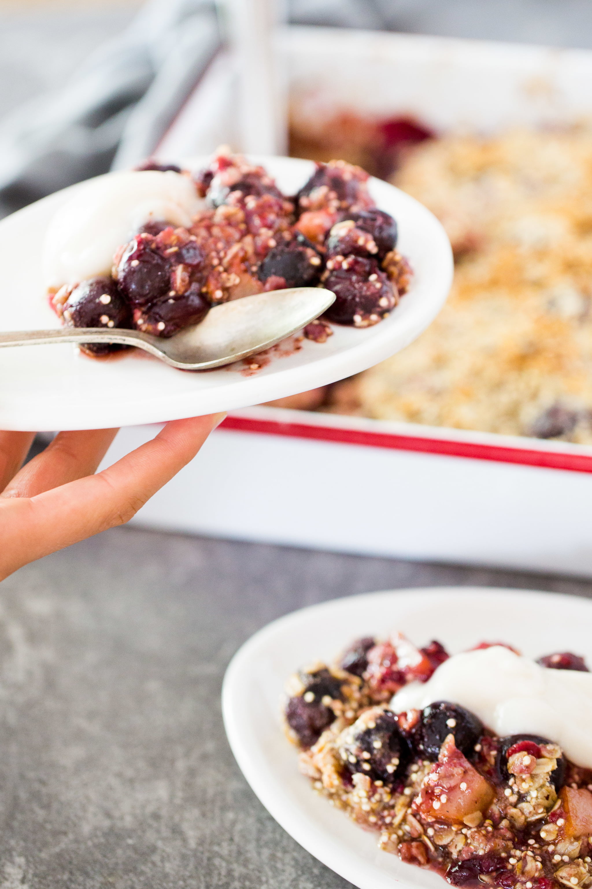 Receta de crumble de cereza, frambuesa y pera. Postre fácil, vegano y lleno de sabor.