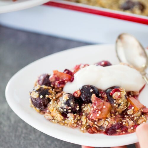 Receta de crumble de cereza, frambuesa y pera. Postre fácil, vegano y lleno de sabor.