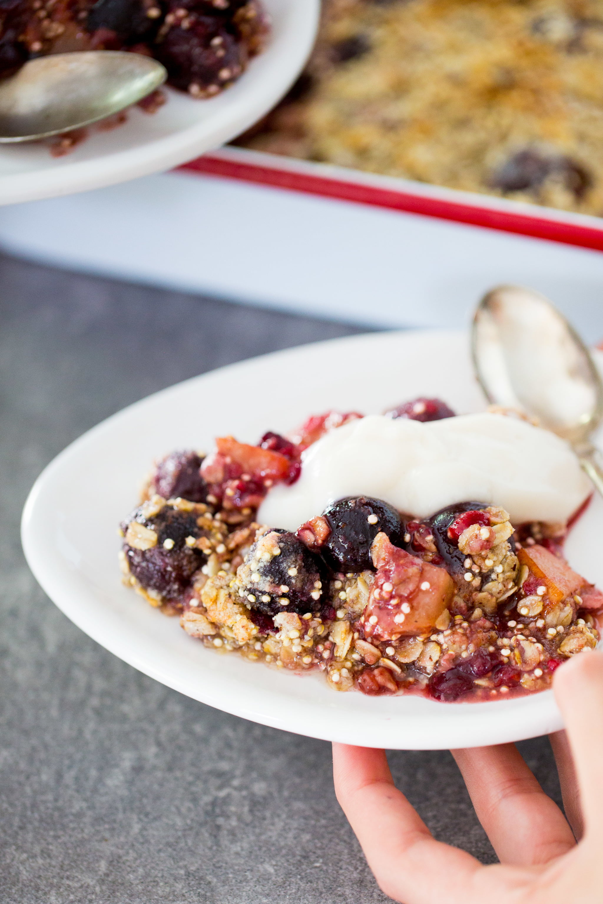 Receta de crumble de cereza, frambuesa y pera. Postre fácil, vegano y lleno de sabor.