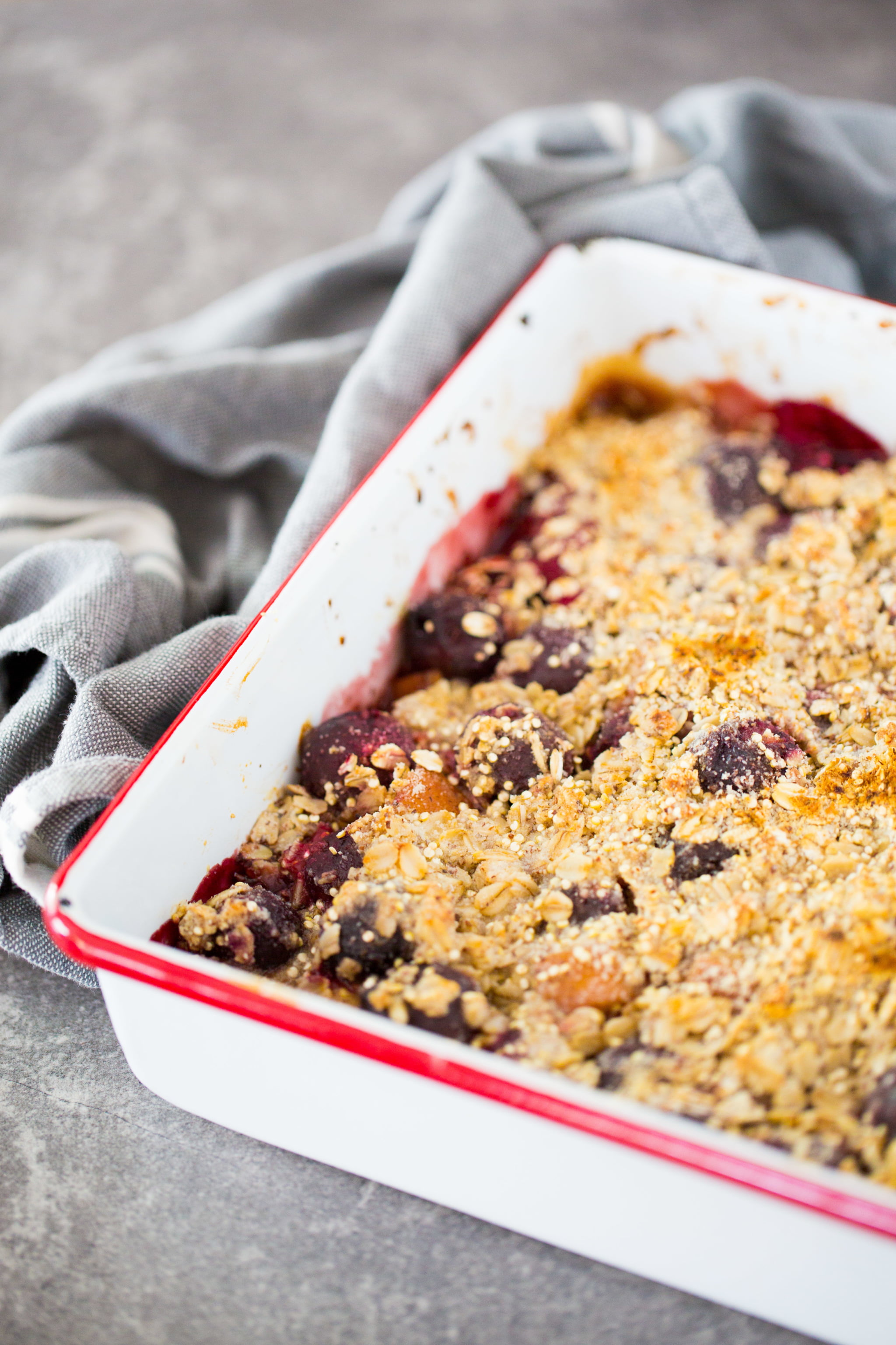 Receta de crumble de cereza, frambuesa y pera. Postre fácil, vegano y lleno de sabor.