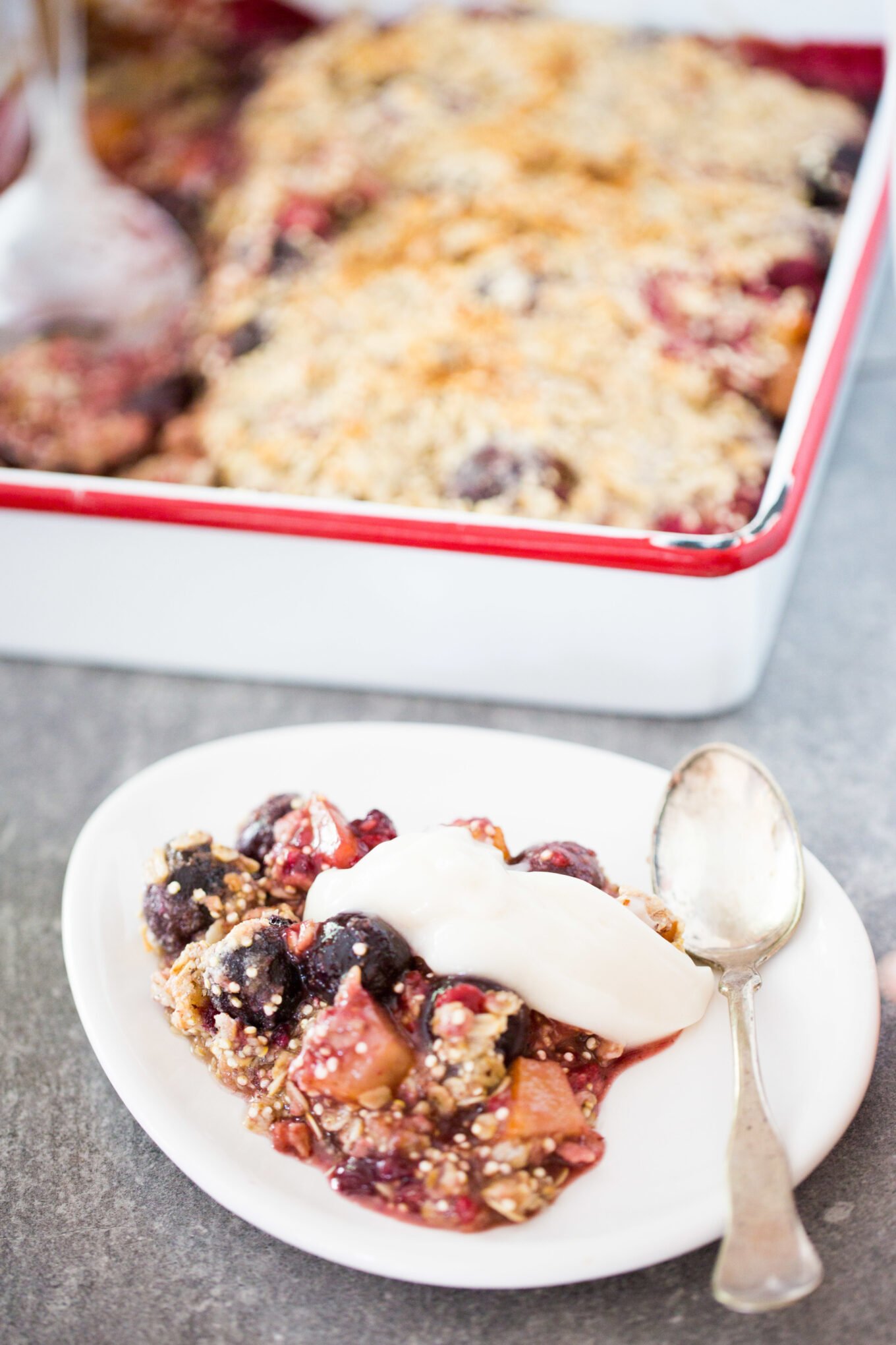 Receta de crumble de cereza, frambuesa y pera. Postre fácil, vegano y lleno de sabor.