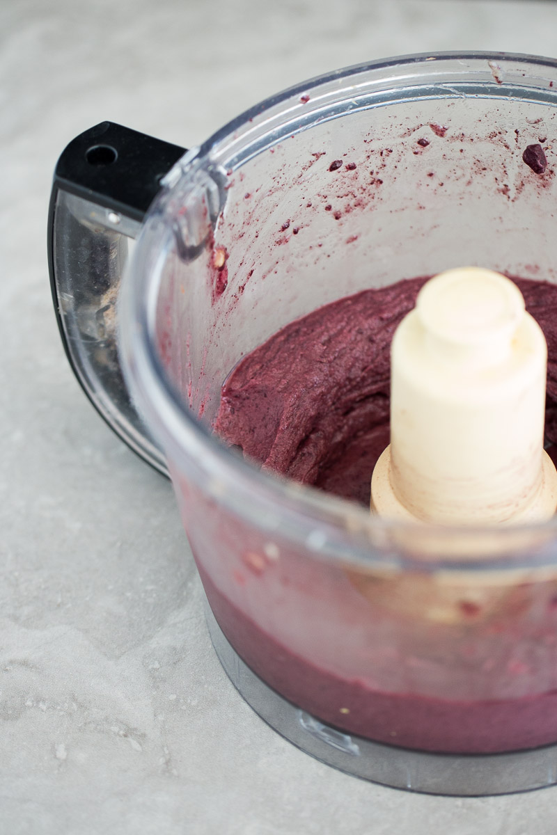 Helado de plátano y acai en el tazón del procesador de alimentos.