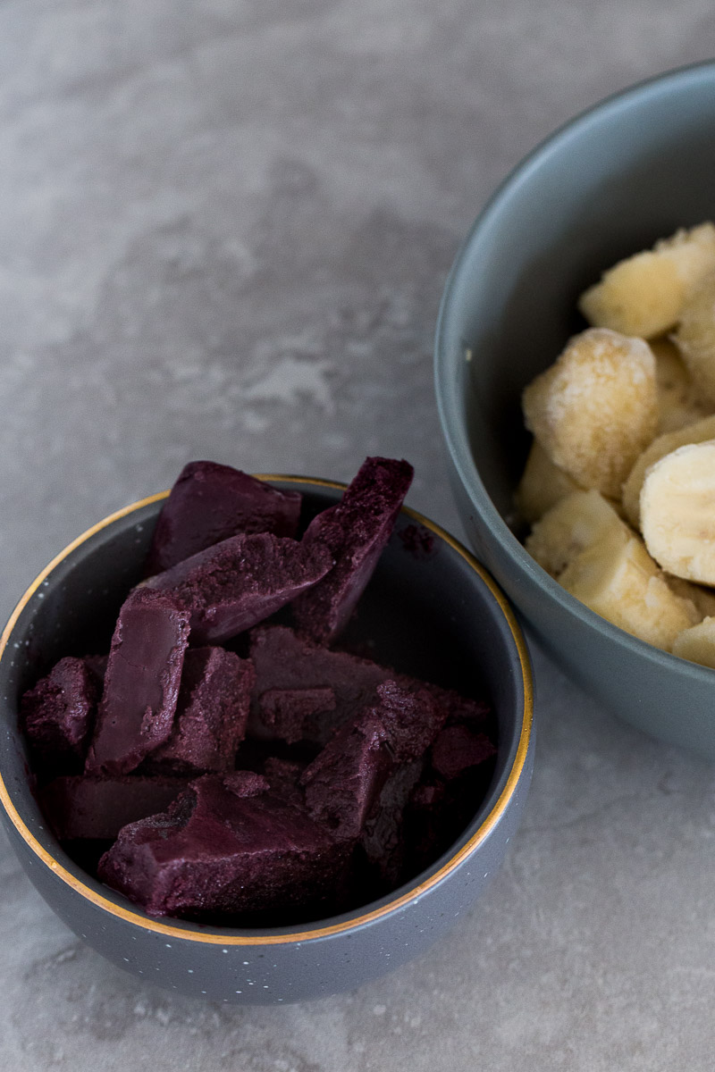 tazón con acai y plátano congelado