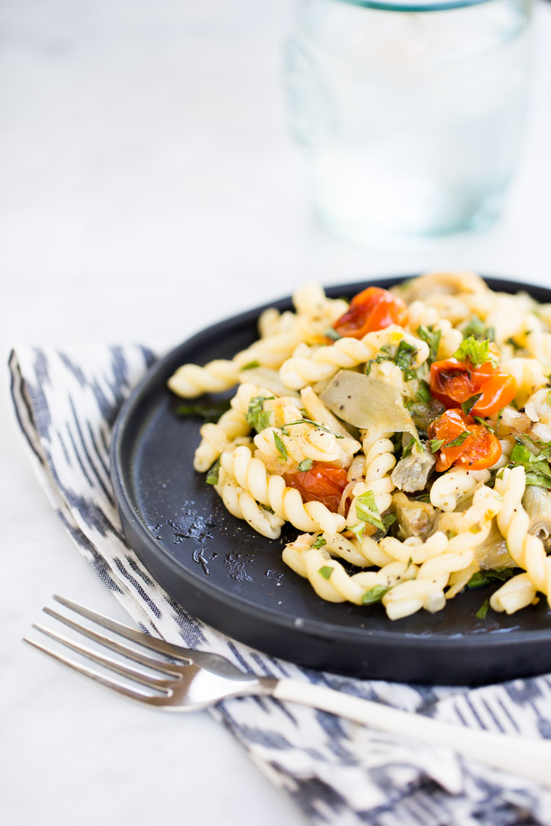 Pasta con verduras asadas, receta vegana, fácil y deliciosa.