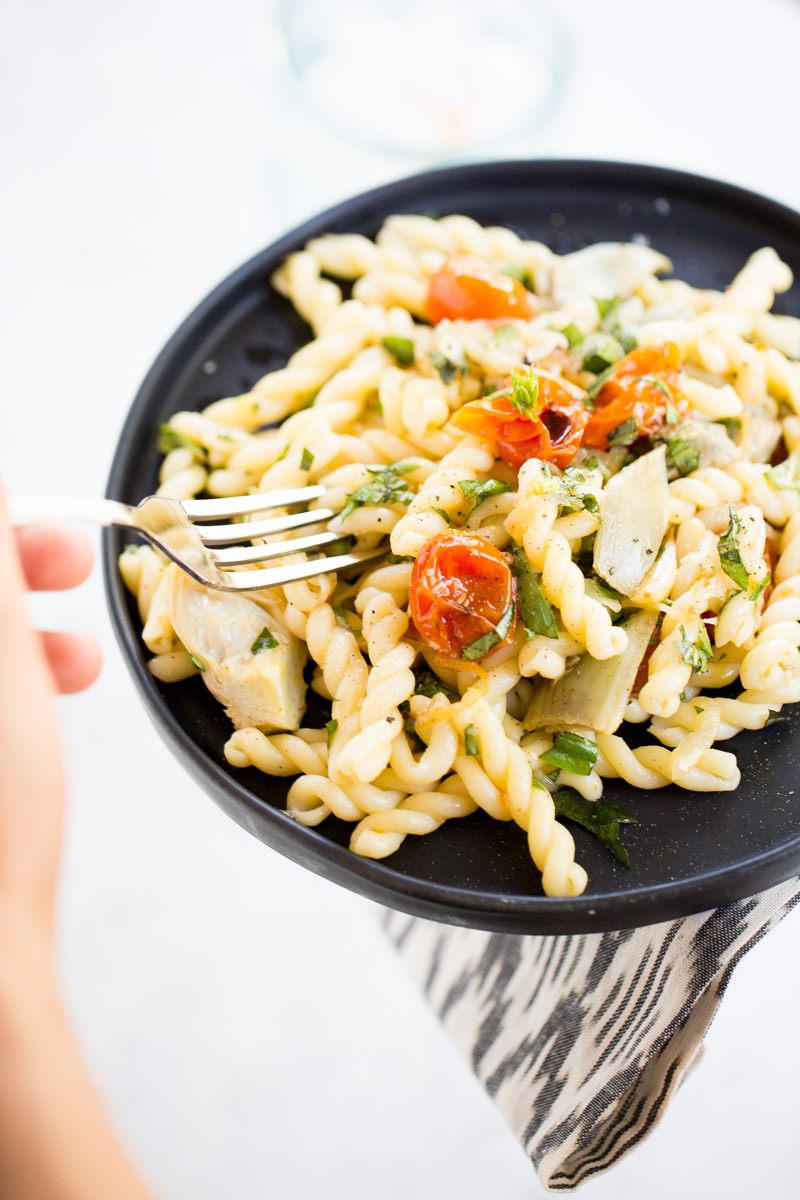 Pasta con verduras asadas, receta vegana, fácil y deliciosa.