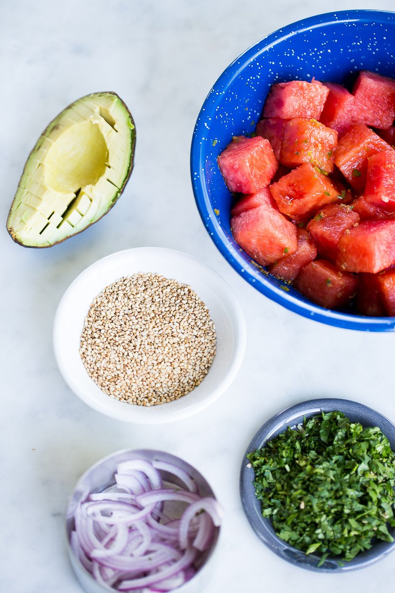 ingredientes de  poke bowl vegano con sandía.