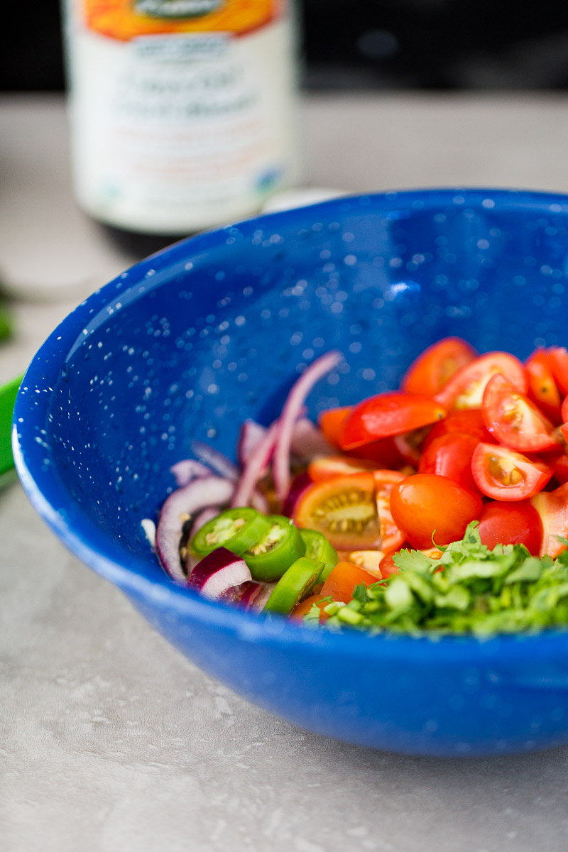 pico de gallo en un bowl de peltre