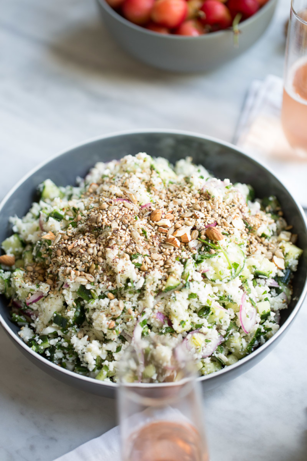 Receta de ensalada de coliflor con dukka perfecta para acompañar cualquier platillo. Es ligera, deliciosas y super nutritiva. Cauliflower salad with dukka.