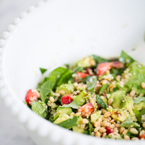 Ensalada de verano con fresas, aguacate y quinoa.p&v Quinoa summer salad.