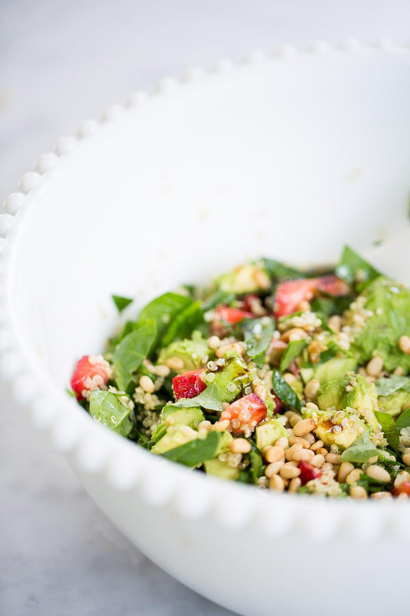 Ensalada de verano con fresas, aguacate y quinoa.p&v Quinoa summer salad.