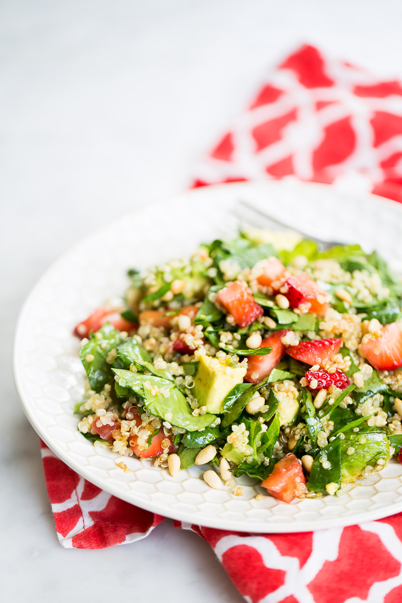 Ensalada de espinacas y fresas con quinoa aguacate y piñones