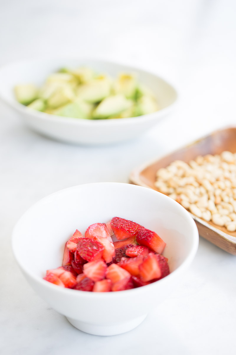 Ensalada de verano con fresas, aguacate y quinoa.p&v