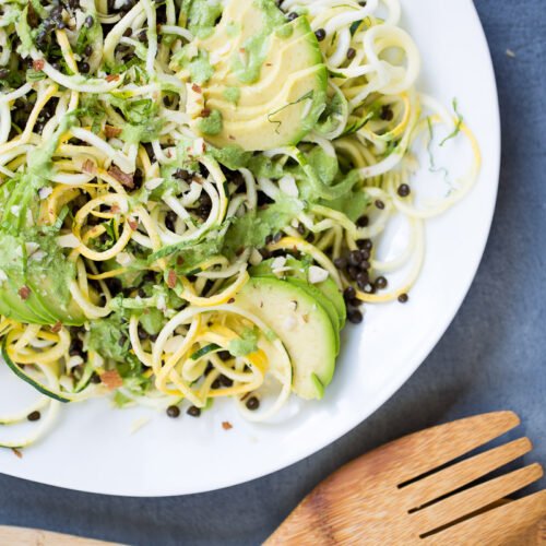 Receta de ensalada de noodles de calabaza con aderezo cremoso de albahaca.