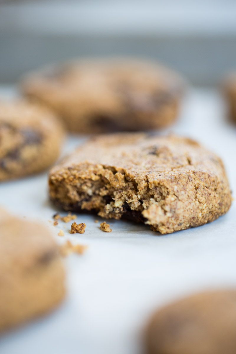 Galletas veganas de almendra y chocolate. receta keto-vegana