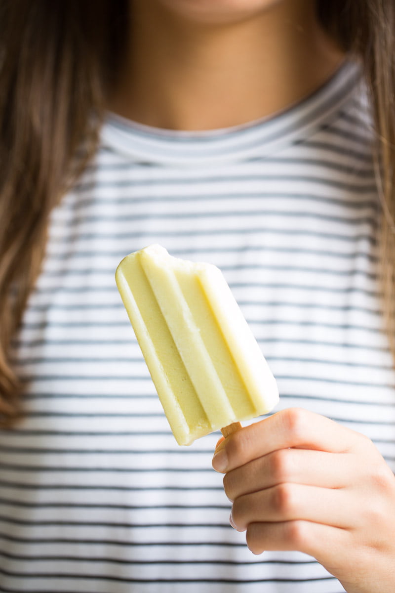 niña agarrando una paleta de limón