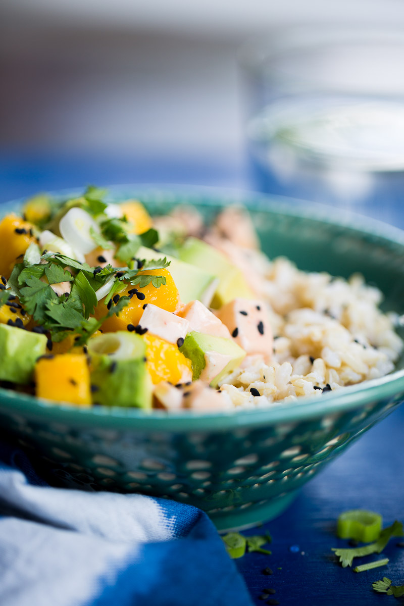 Receta vegana de poke bowl con mango y aguacate.