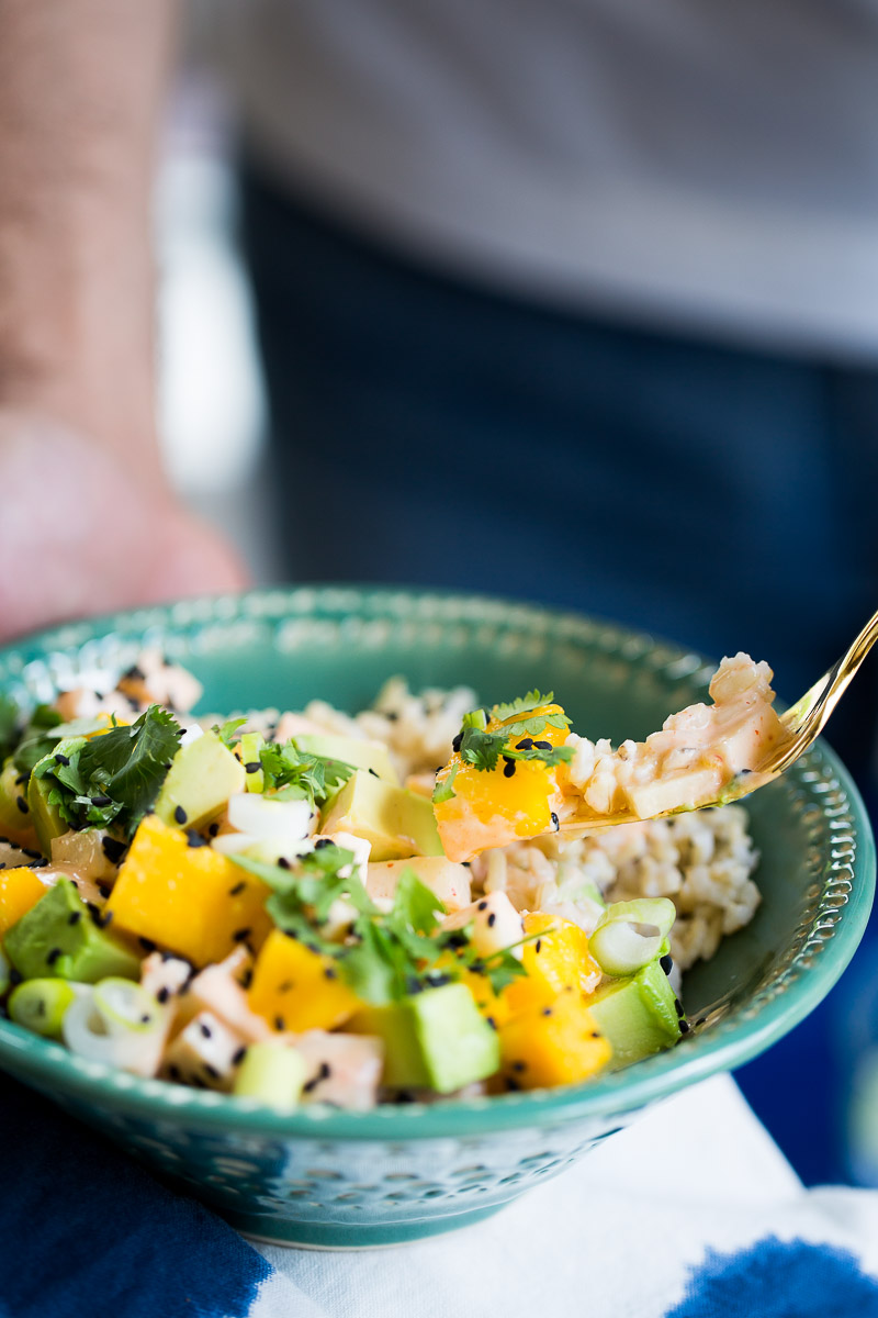 Comiendo un poke bowl con mango y aguacate .