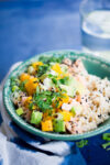 Receta vegana de poke bowl con mango y aguacate.