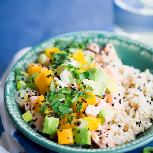 Receta vegana de poke bowl con mango y aguacate.