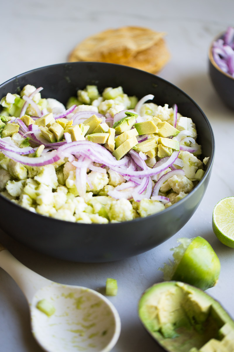 aguachile de coliflor con rebanadas de agaucate