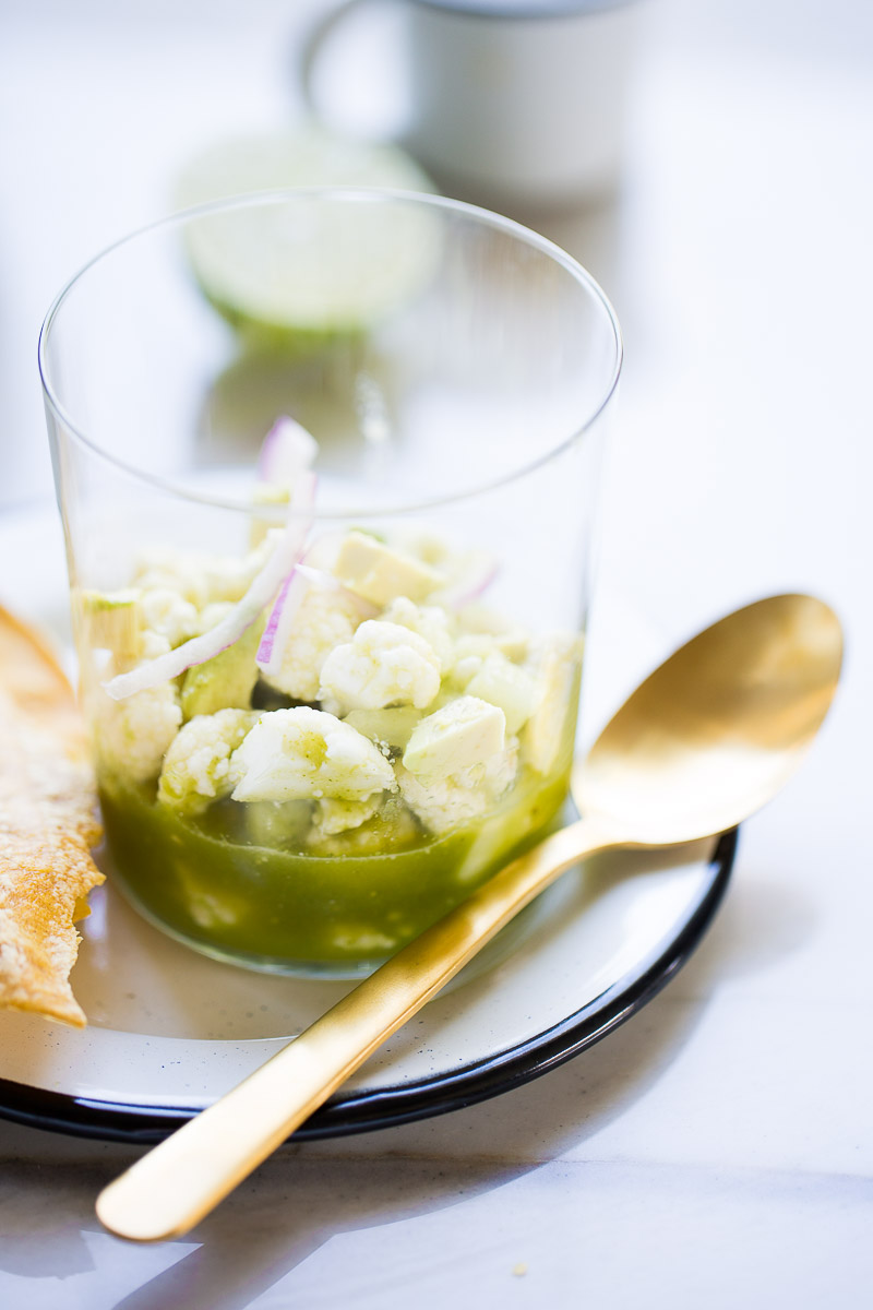 aguachile de coliflor servido en vasos