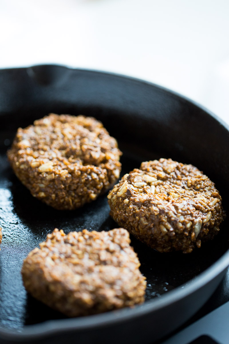 hamburguesas de frijol negro con mole