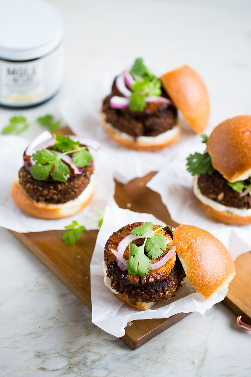 hamburguesas de frijol con mole y piña asada