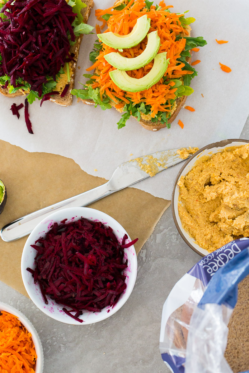 Sandwich de verduras con hummus con chipotle. Raw vegetable sandwich with chipotle -hummus.